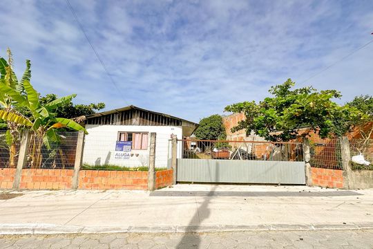 Fachada de casa para alugar com 1 quarto, 30m² em São João do Rio Vermelho, Florianópolis
