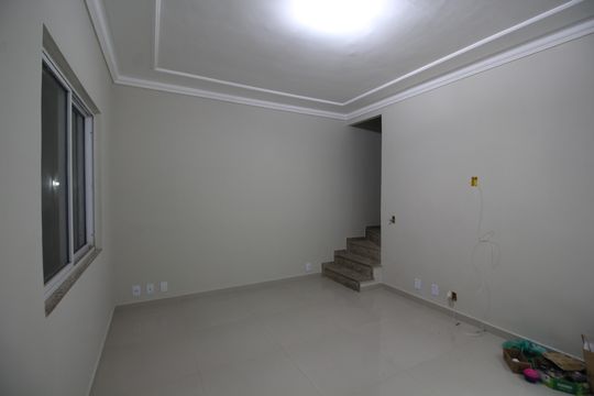 Sala de casa de condomínio à venda com 2 quartos, 100m² em Jacarepaguá, Rio de Janeiro