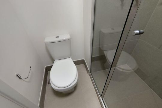 Banheiro de kitnet/studio para alugar com 1 quarto, 27m² em Passo d’Areia, Porto Alegre