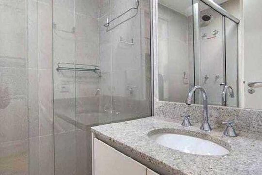 Banheiro de kitnet/studio para alugar com 1 quarto, 27m² em Passo d’Areia, Porto Alegre