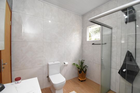 Banheiro da Suíte de casa à venda com 3 quartos, 156m² em Barreirinha, Curitiba