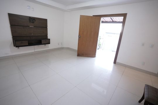 Sala de casa à venda com 3 quartos, 136m² em Parque Amazonia, Goiânia