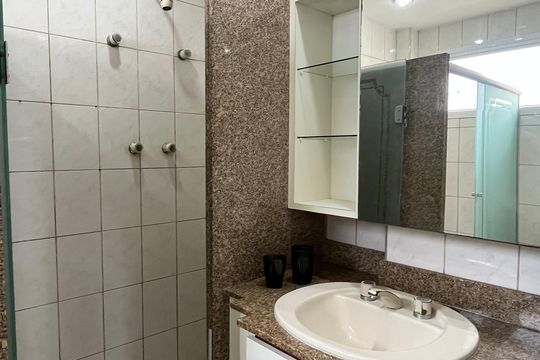 Banheiro de apartamento para alugar com 2 quartos, 125m² em Gonzaga, Santos