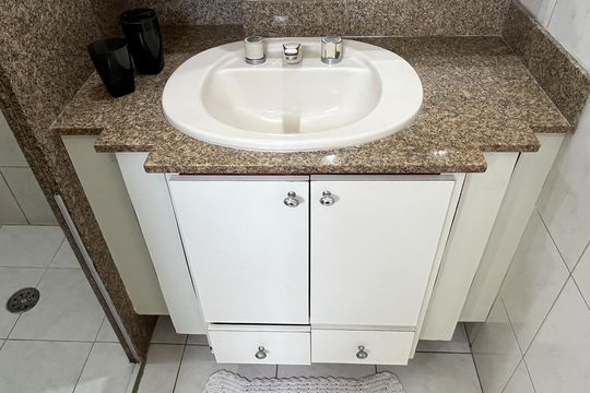 Banheiro de apartamento para alugar com 2 quartos, 125m² em Gonzaga, Santos