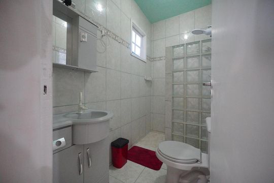 Banheiro de kitnet/studio para alugar com 1 quarto, 40m² em Monte Verde, Florianópolis