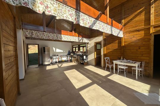 Sala de casa à venda com 2 quartos, 1000m² em Portal da Serra, Barueri