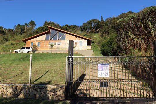 Fachada de casa à venda com 2 quartos, 1000m² em Portal da Serra, Barueri