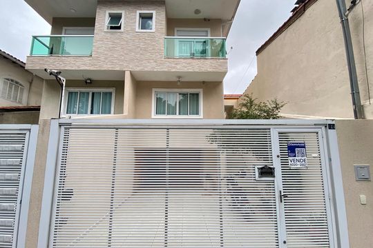 Placa instalada na fachada do imóvel de casa à venda com 3 quartos, 137m² em Jardim Bom Clima, Guarulhos