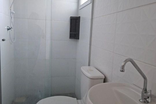 Banheiro de apartamento para alugar com 2 quartos, 46m² em Vila Santo Angelo, Cachoeirinha
