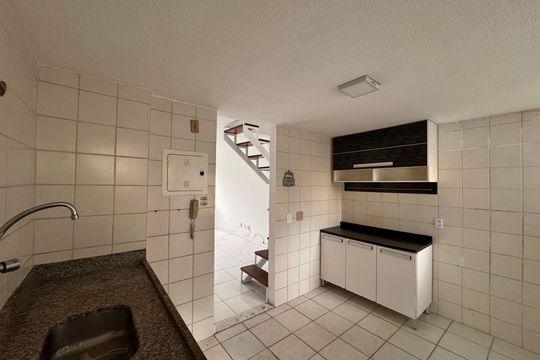 Cozinha de casa de condomínio para alugar com 2 quartos, 68m² em Vargem Pequena, Rio de Janeiro