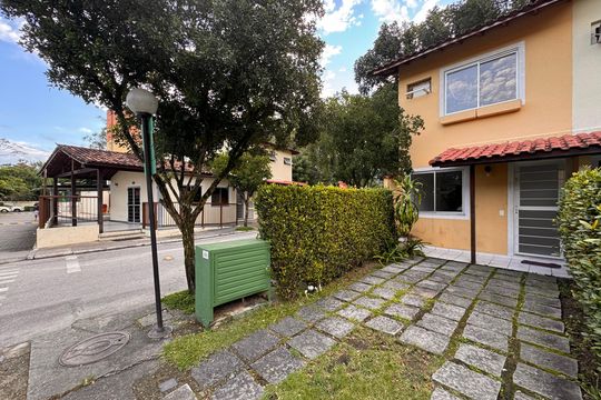 Fachada de casa de condomínio para alugar com 2 quartos, 68m² em Vargem Pequena, Rio de Janeiro