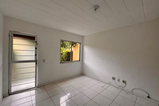 Sala de casa de condomínio para alugar com 2 quartos, 68m² em Vargem Pequena, Rio de Janeiro