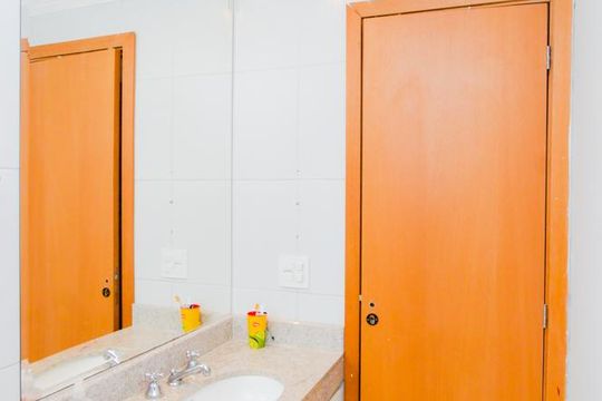 Banheiro do Quarto 2 de apartamento para alugar com 3 quartos, 93m² em Centro, Guarulhos