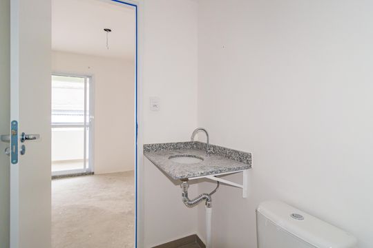 Banheiro de kitnet/studio para alugar com 1 quarto, 28m² em Mooca, São Paulo