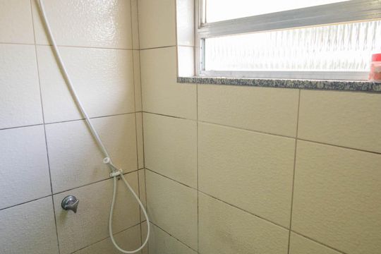 Banheiro de apartamento para alugar com 2 quartos, 46m² em Porto da Pedra, São Gonçalo