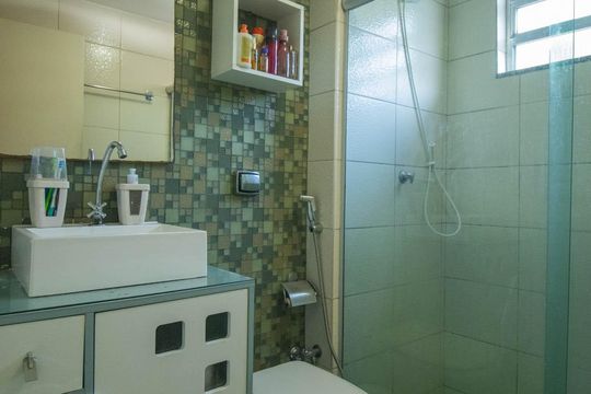 Banheiro de apartamento para alugar com 2 quartos, 46m² em Porto da Pedra, São Gonçalo
