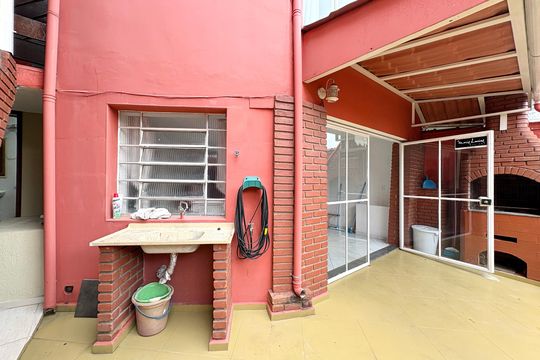 Área de Serviço/ Churrasqueira/ Garagem  de casa à venda com 5 quartos, 214m² em Vila Primavera, São Paulo