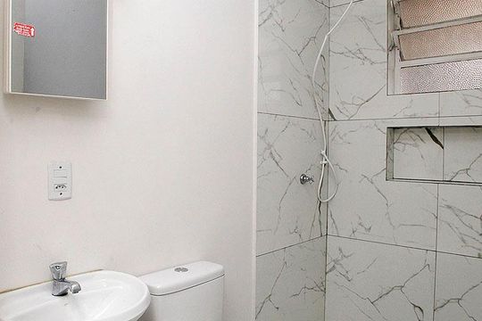 Banheiro de apartamento para alugar com 1 quarto, 58m² em Azenha, Porto Alegre