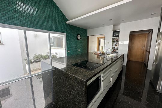 Cozinha de casa de condomínio à venda com 4 quartos, 936m² em Residencial Morada dos Lagos, Barueri