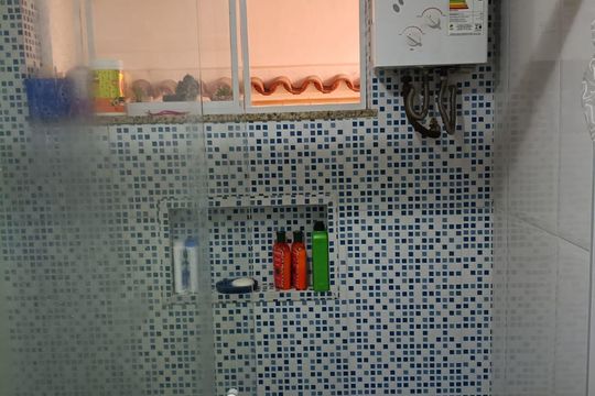 Banheiro de casa de condomínio à venda com 3 quartos, 90m² em Parada Inglesa, São Paulo