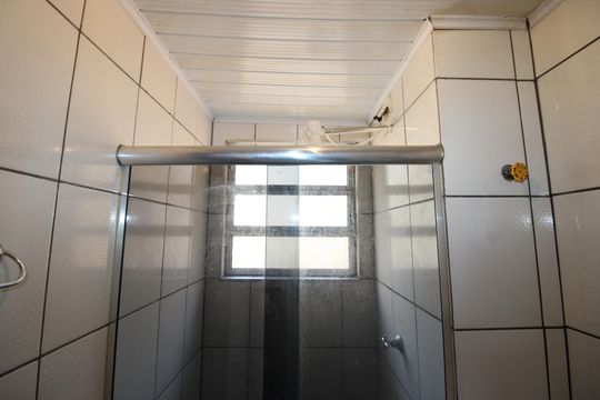 Banheiro de apartamento para alugar com 2 quartos, 50m² em Conjunto Habitacional Fazenda do Carmo, São Paulo