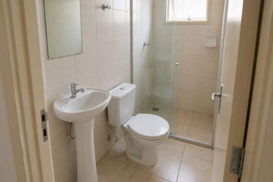 Banheiro de apartamento para alugar com 1 quarto, 48m² em Cavalhada, Porto Alegre