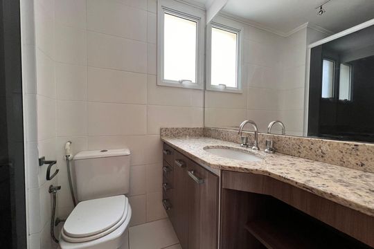 Banheiro  de apartamento para alugar com 3 quartos, 91m² em Rio Branco, Porto Alegre
