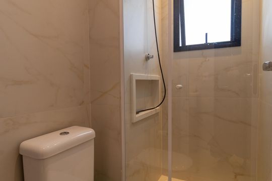 Banheiro de kitnet/studio para alugar com 1 quarto, 46m² em Centro, Campinas