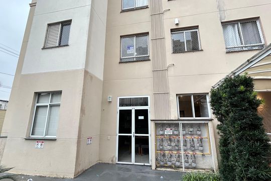 Placa instalada na fachada do imóvel  de apartamento para alugar com 2 quartos, 44m² em Ponte Grande, Guarulhos