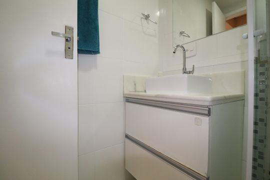 Banheiro de apartamento à venda com 2 quartos, 51m² em Vila Assunção, Santo André