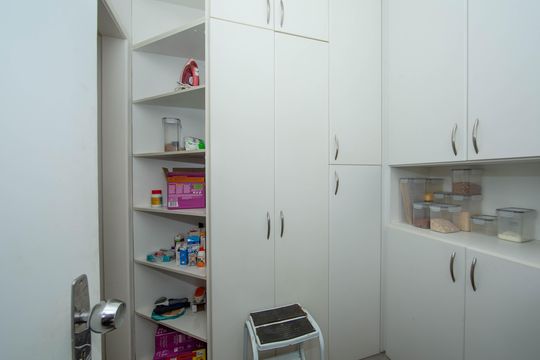 QUARTO E BANHO DE EMPREGADA de apartamento à venda com 4 quartos, 180m² em Serra, Belo Horizonte