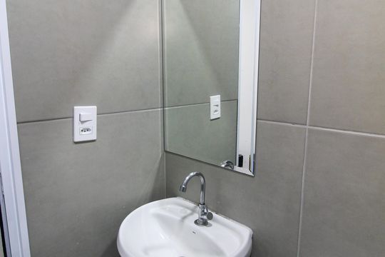 Banheiro do Quarto 1 de kitnet/studio para alugar com 1 quarto, 30m² em Jardim Bonfiglioli, São Paulo