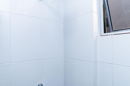 Banheiro social de apartamento para alugar com 1 quarto, 45m² em Centro, Belo Horizonte