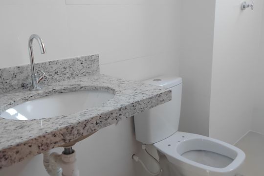 Banheiro de apartamento para alugar com 2 quartos, 48m² em Tibery, Uberlândia