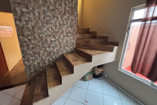 Escada de casa à venda com 3 quartos, 170m² em Jardim Santo Elias, São Paulo