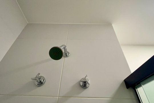 Banheiro de kitnet/studio para alugar com 1 quarto, 25m² em Pinheiros, São Paulo