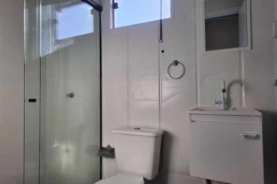 Banheiro de apartamento para alugar com 1 quarto, 35m² em Rio Tavares, Florianópolis