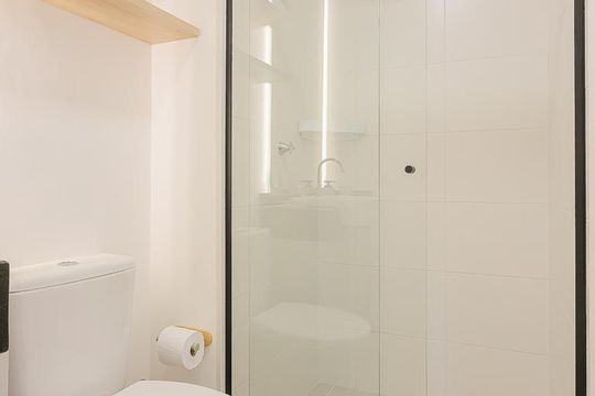 Banheiro de kitnet/studio para alugar com 1 quarto, 25m² em Pinheiros, São Paulo