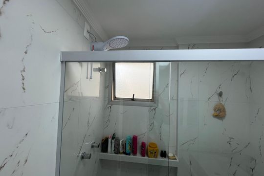 Banheiro de apartamento à venda com 3 quartos, 195m² em Vila Amélia, São Paulo