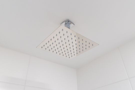 Banheiro de kitnet/studio para alugar com 1 quarto, 30m² em Vila Guarani (zona Sul), São Paulo
