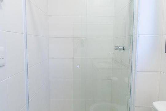 Banheiro de kitnet/studio para alugar com 1 quarto, 30m² em Vila Guarani (zona Sul), São Paulo