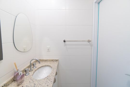 Banheiro de kitnet/studio para alugar com 1 quarto, 30m² em Vila Guarani (zona Sul), São Paulo