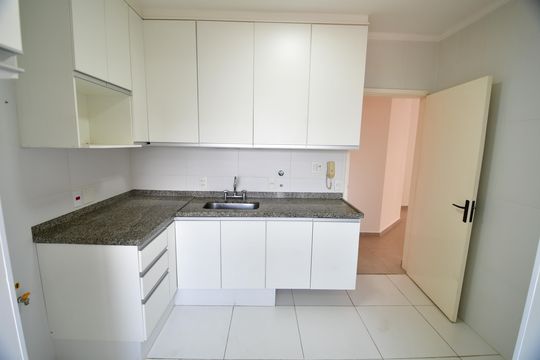 Cozinha de apartamento à venda com 2 quartos, 81m² em Cambuí, Campinas