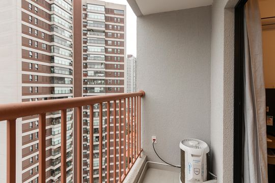 Varanda de kitnet/studio para alugar com 1 quarto, 25m² em Jardim das Acacias, São Paulo