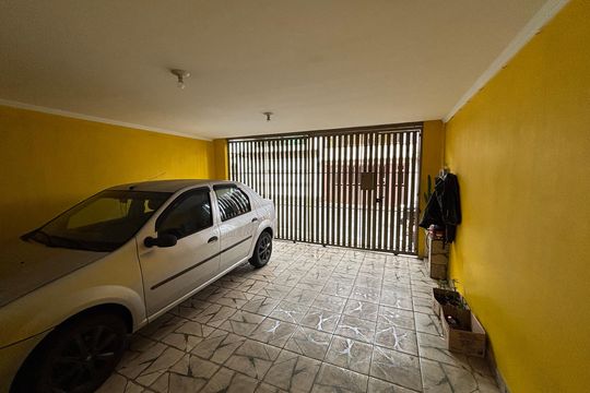 Garagem de casa à venda com 4 quartos, 250m² em Conjunto Habitacional Aguia de Haia, São Paulo