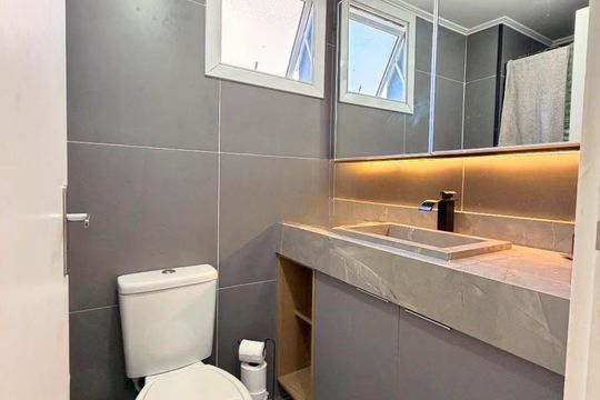Banheiro de apartamento à venda com 2 quartos, 53m² em Fátima, Canoas