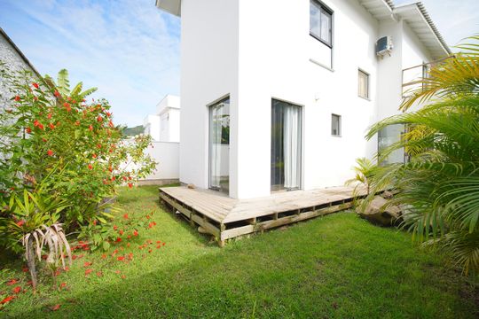 Área externa fundos de casa para alugar com 3 quartos, 124m² em Alto Ribeirão Leste, Florianópolis
