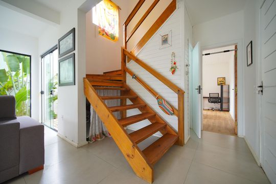 Escadaria 1 andar de casa para alugar com 3 quartos, 124m² em Alto Ribeirão Leste, Florianópolis