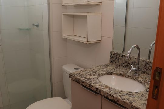 Banheiro social de apartamento à venda com 2 quartos, 52m² em Jardim Novo Mundo, Goiânia