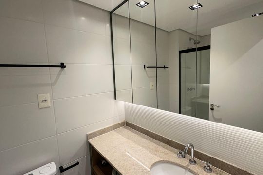 Banheiro social de kitnet/studio para alugar com 1 quarto, 31m² em Jardim das Acacias, São Paulo